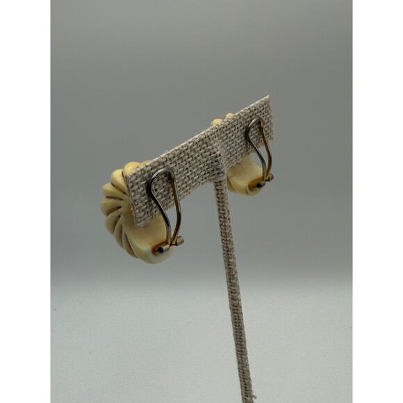 Vintage Cream Swirl Clip-On Earrings - Picture 4 of 6